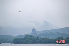 浙江杭州：雨后西湖氤氲迷人